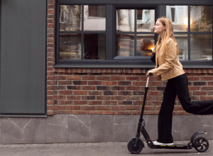 street-woman-ride-by-ipakket.jpg